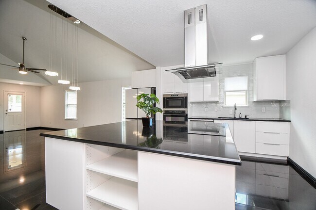 Building Photo - 2015 Treasure Mountain Dr