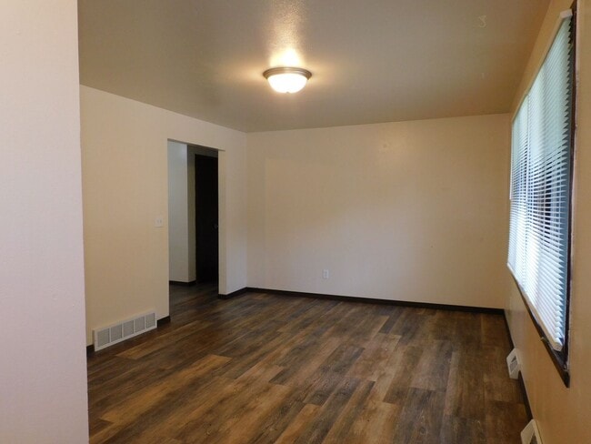 Building Photo - Beautiful 3 bedroom 2 bath Single Family H...