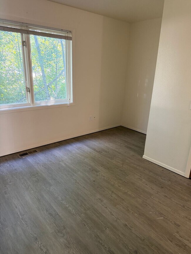Building Photo - 935 E 45th Ct