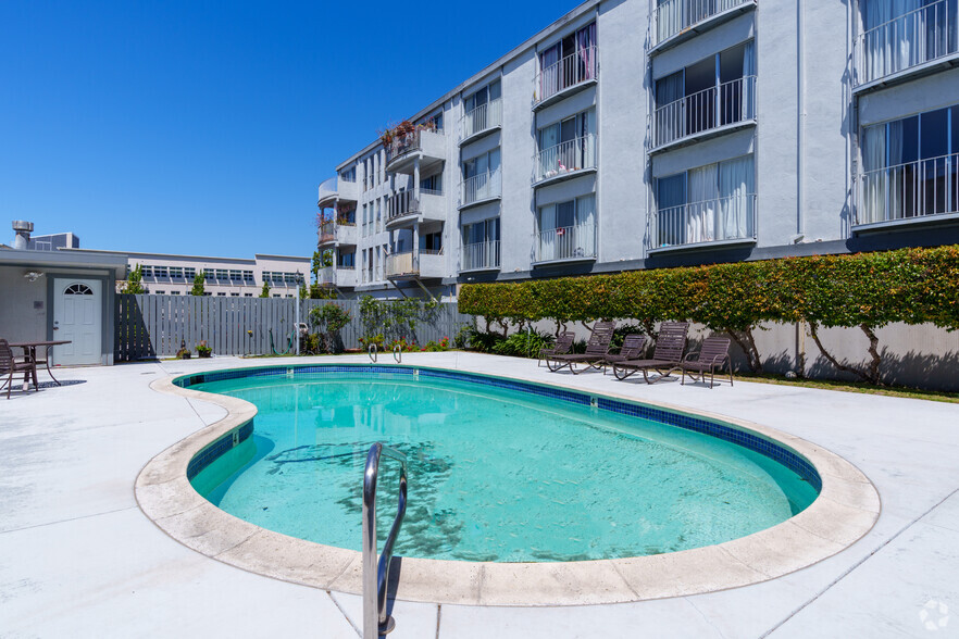 Pool - Berkeley Park Apartments