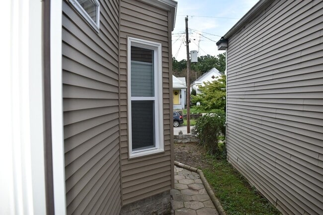 Building Photo - Renovated 3 Bedroom in Shelby Park close to Logan Street Market