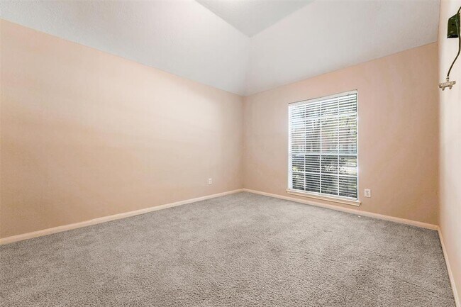 Building Photo - 6803 Rhodes Ct