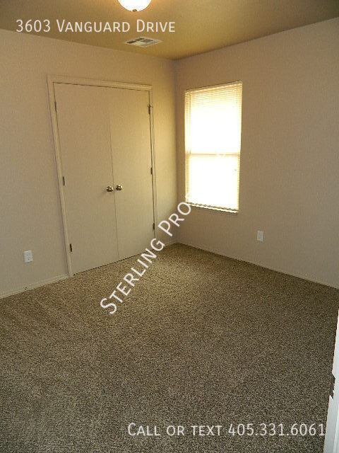 Building Photo - 3603 Vanguard Dr