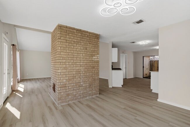 Building Photo - 2210 Trail W St