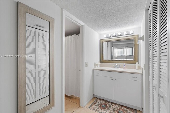 Building Photo - 1145 N Shannon Ave