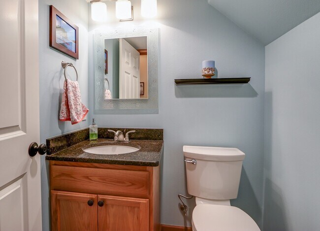 Building Photo - in town Kingston 3 bedroom townhome now available