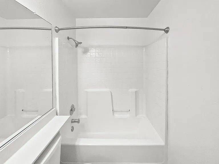 Building Photo - 1041 Shenencock Way