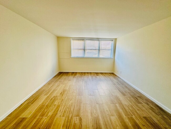 Building Photo - 34 E 32nd St