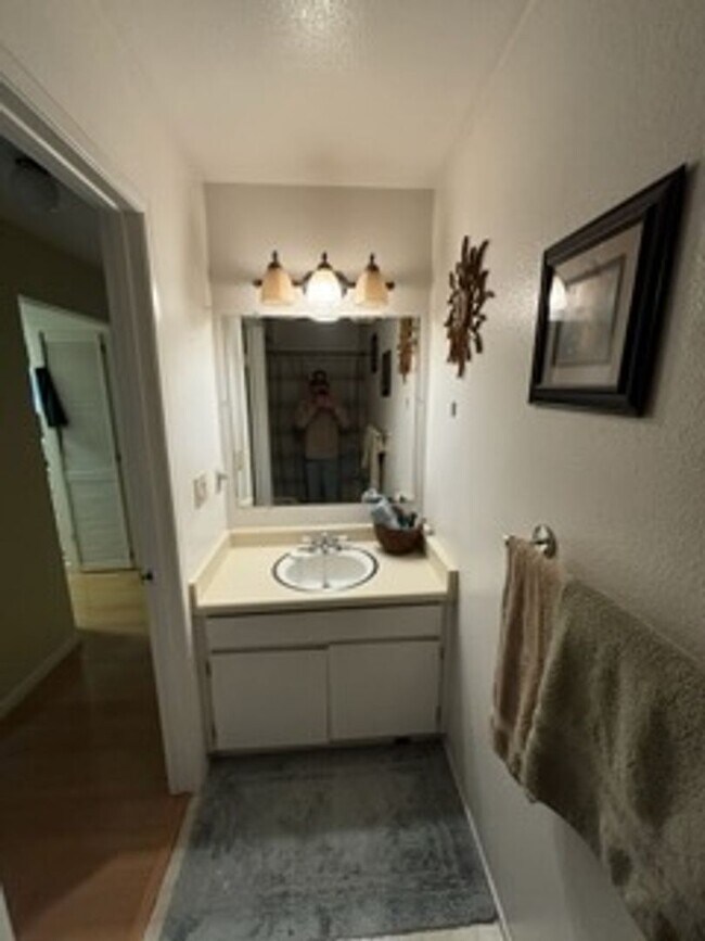 Building Photo - 8341 Valley View Ct