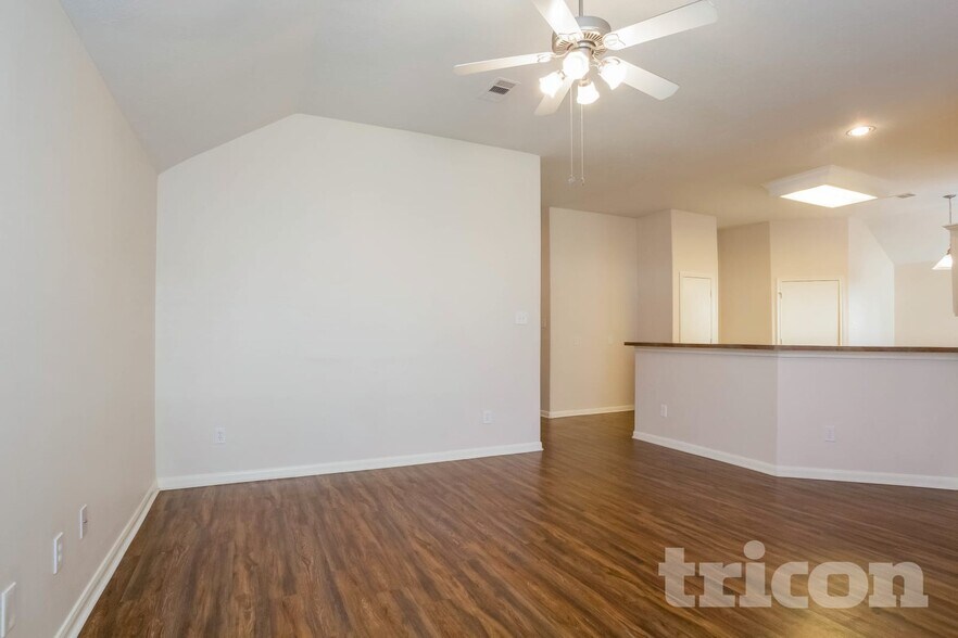 Building Photo - 810 Forest Hillside Ln