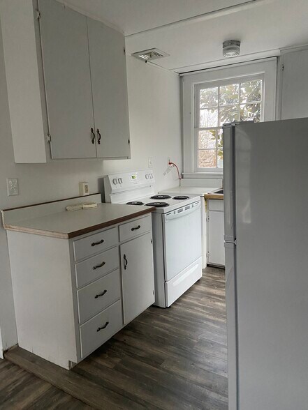 Building Photo - 146 E State St