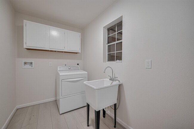 Building Photo - 8715 Guinevere St
