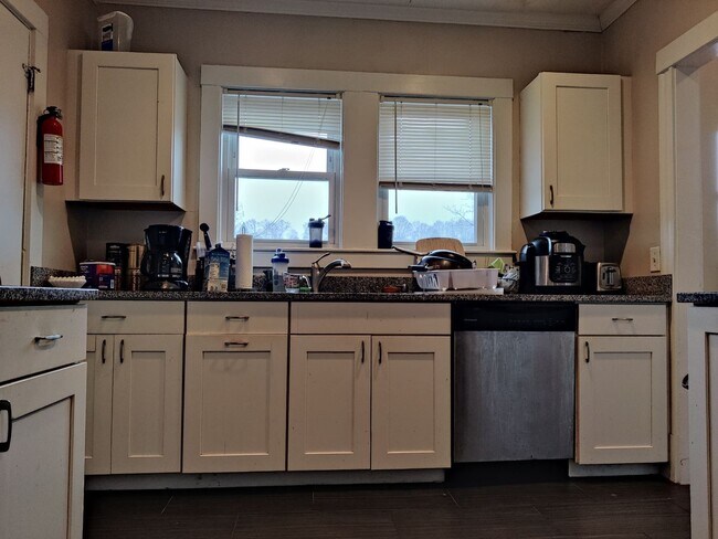 Building Photo - No brokers fee, Large Recently Renovated Unit, Free Laundry, Parking Included, Stainless Steel Ap...