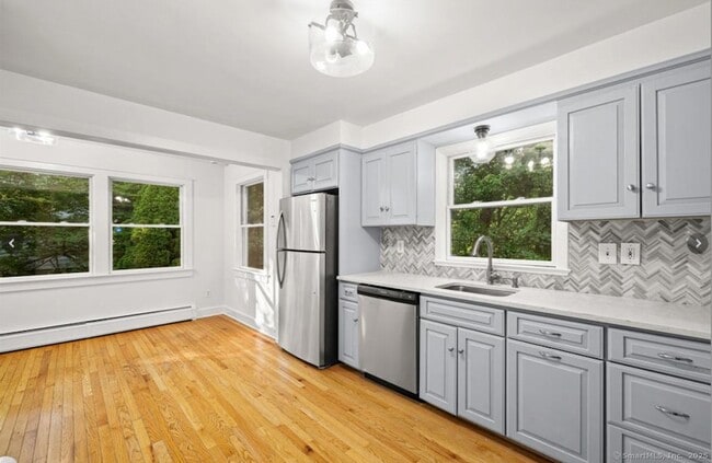 Building Photo - 412 Main St