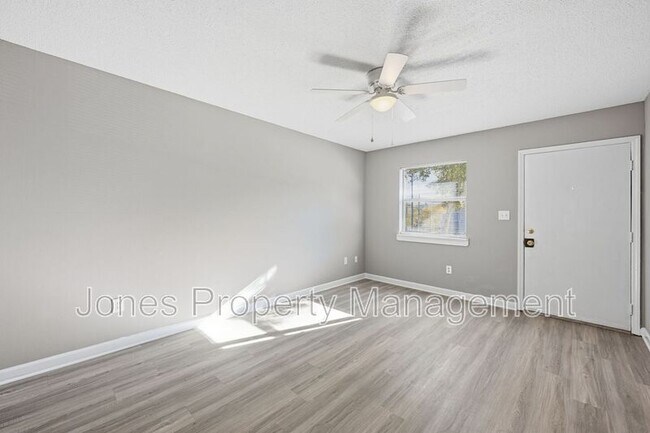 Building Photo - 905 Chimneys Ln