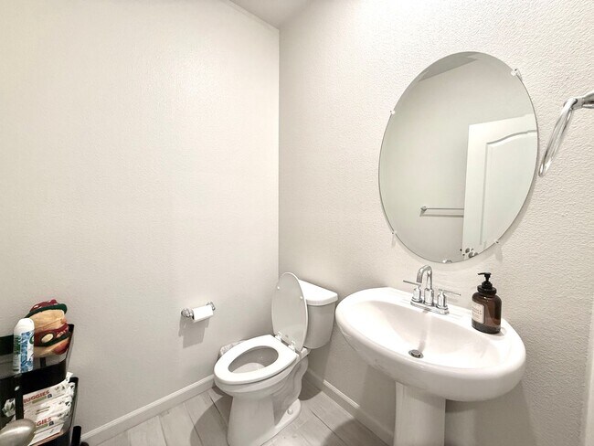 Building Photo - Newer Build 3 Bedroom Home