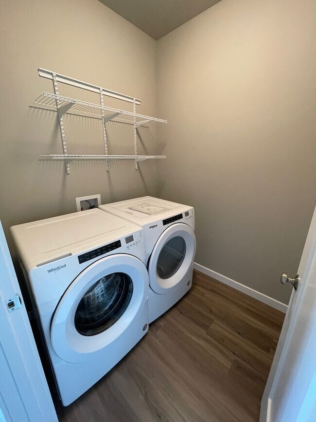 Building Photo - NEW 4 Bedroom / 4.5 Bath Duplex. A/C in every bedroom