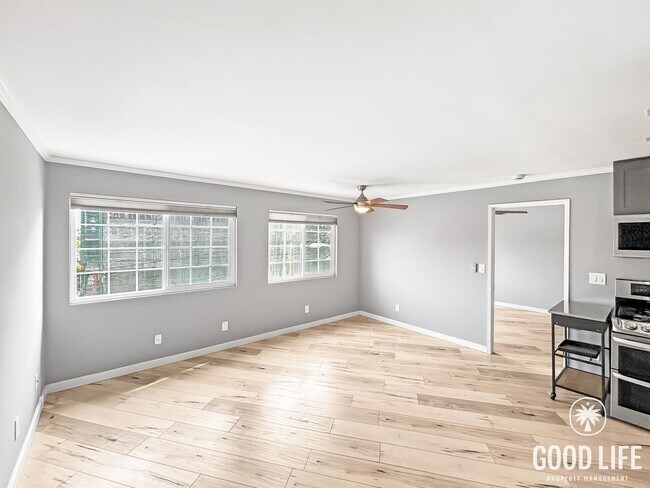 Building Photo - Beautiful 2BD/2BA W/ Reserved Parking and In-Unit Laundry in North Park!