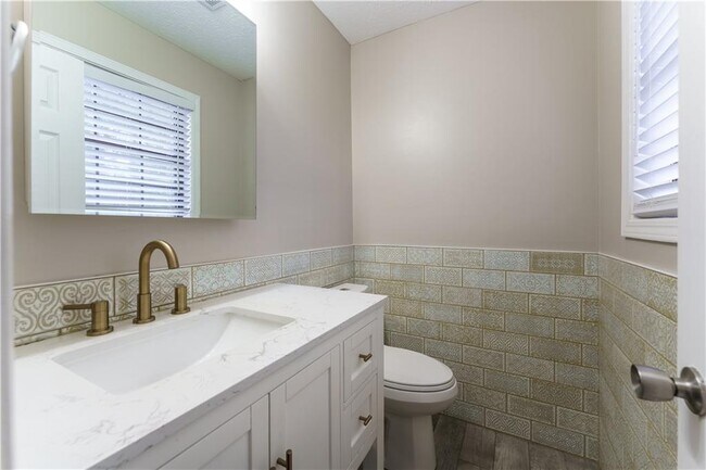 Building Photo - 5700 Tracy Dr SE