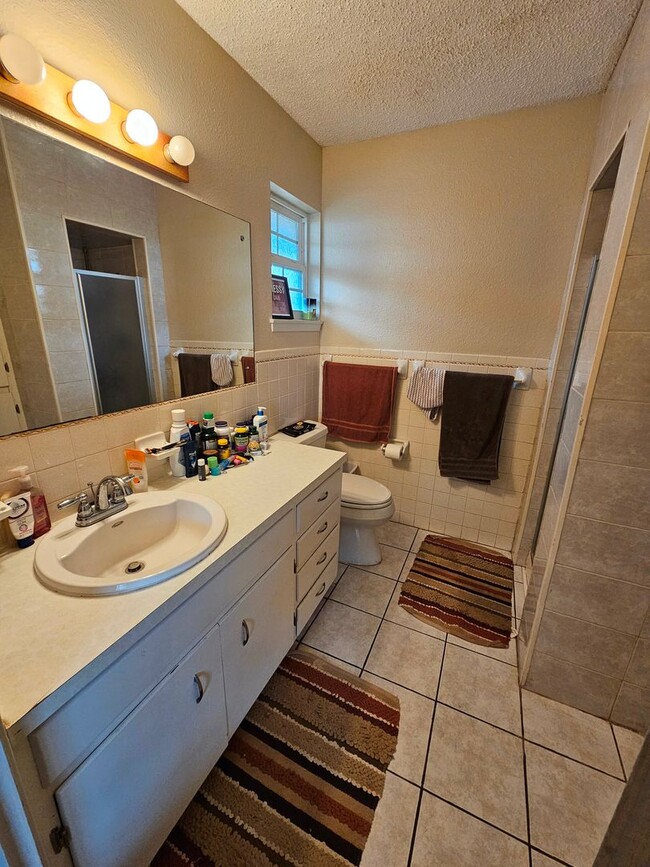 Building Photo - Beautiful 4 Bedroom / 2 Bath Large Home wi...