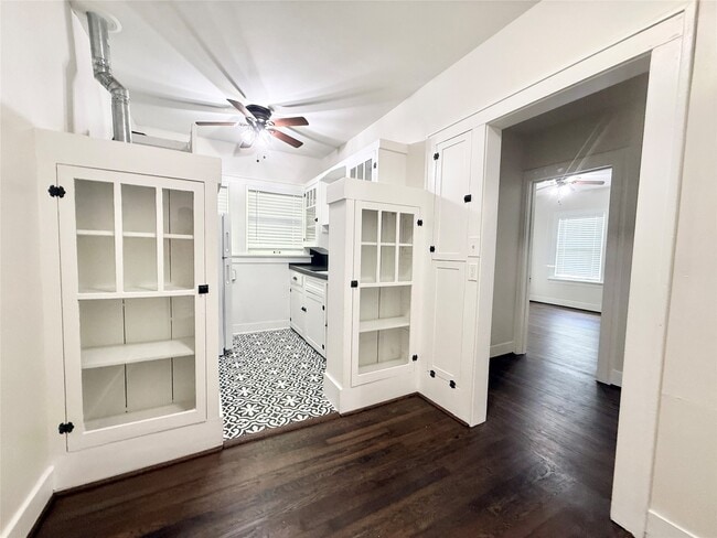 Building Photo - 1136 Berthea St