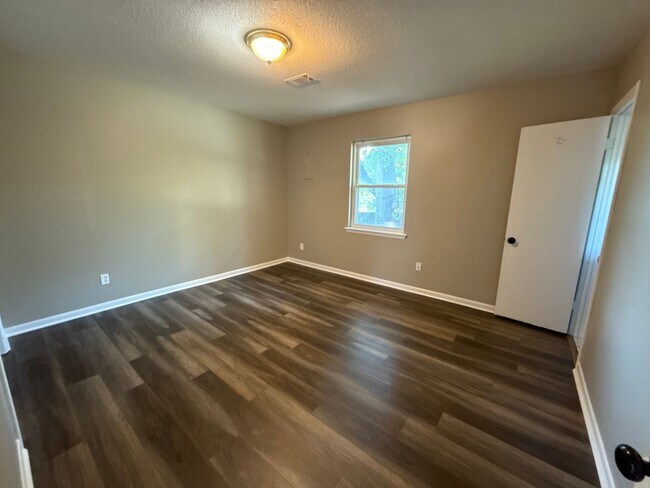 Building Photo - 1802 Parkview St