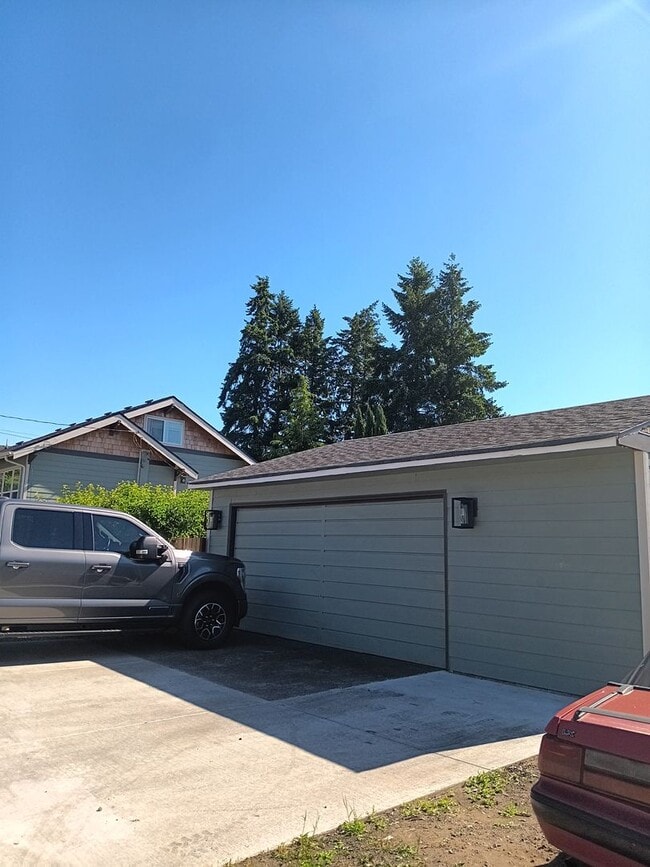 Building Photo - Roommate wanted: Young Professional Monmou...