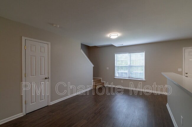 Building Photo - 1525 Crandon Dr
