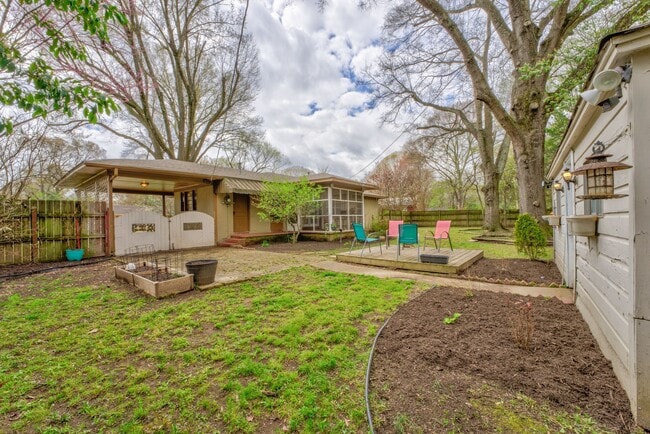 Building Photo - Colonial Acres