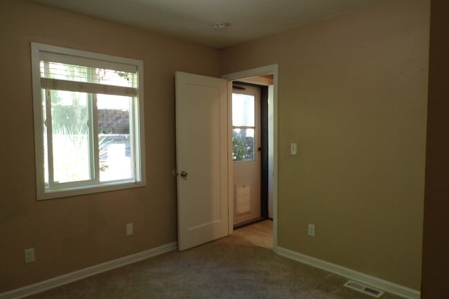 Building Photo - 1420 Dollar St
