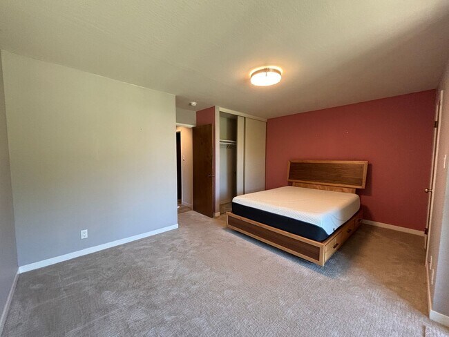 Building Photo - STUNNING NEWLY REMODELED CONDO WITH POOL &...