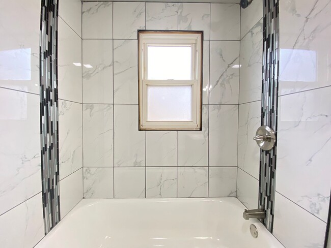 Building Photo - 4 Bed 1.5 Bath Home In Gary