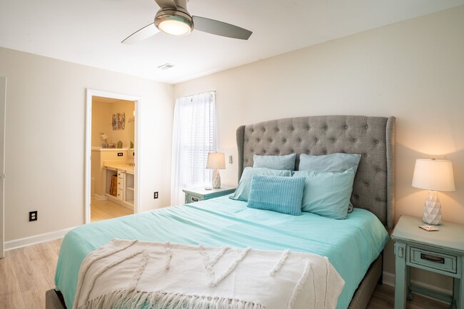 Building Photo - FURNISHED OFF-SEASON MONTHLY RENTAL-STARTI...