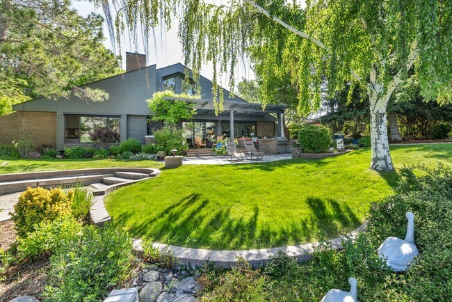 Building Photo - LAKEFRONT LUXURY ON LAKE STANLEY | FULLY FURNISHED + UTILITIES INCLUDED IN GUARDED LAKERIDGE SHORES