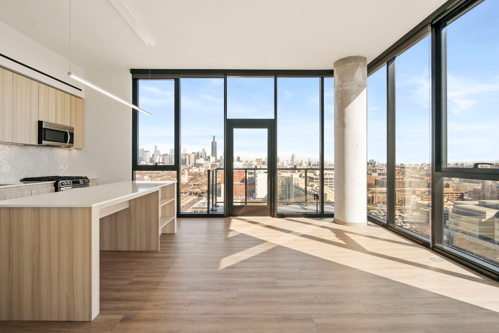 Building Photo - 552 S Damen Ave