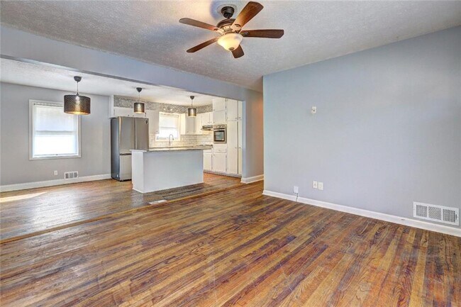 Building Photo - 667 Tara Cir SE