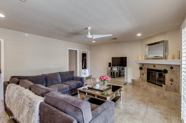 Building Photo - 6768 E Grandview Dr