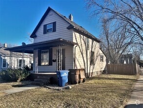 Building Photo - 801 E 6th- 4 bedroom house