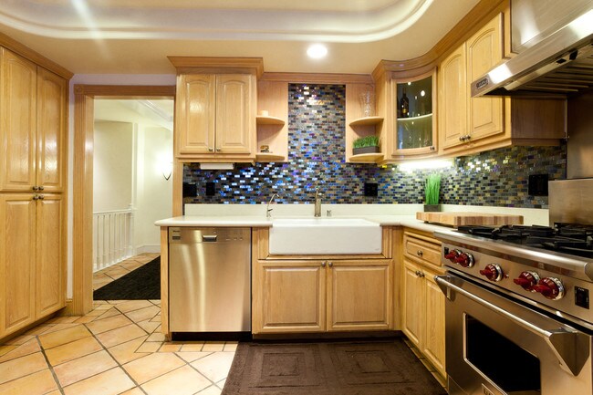 Building Photo - 450 Elmwood Dr