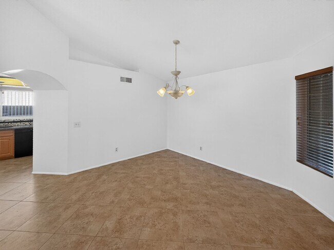 Building Photo - Spacious 4 Bedroom Pool Home in Quiet Cul De Sac