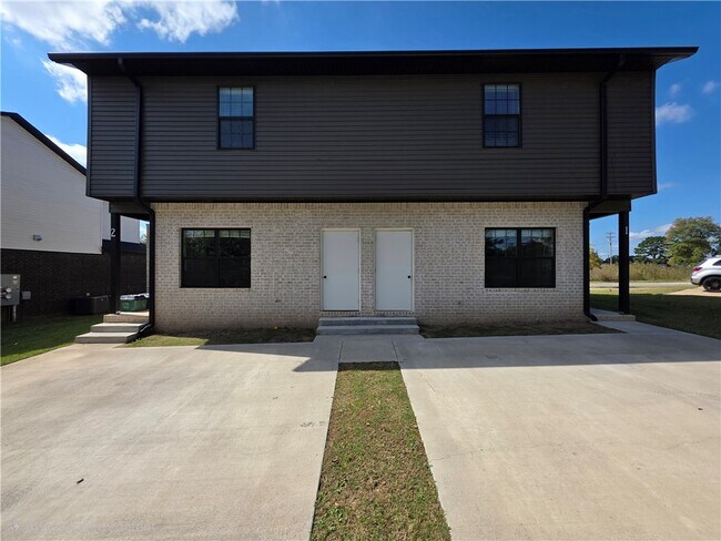 Building Photo - 802 N Crater Ave