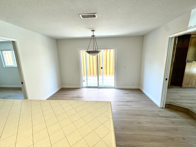 Building Photo - Charming Single Story Upgraded East End Home