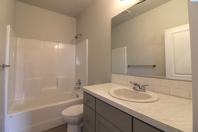 Building Photo - 3 Bed/2 Bath Townhouse in West Pasco!
