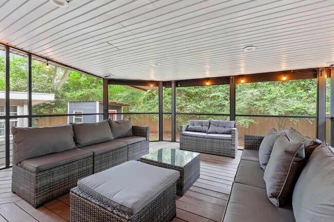 Building Photo - 3/2 House by TMH!! Available April!! fully furnished, 6 or 12 month lease available