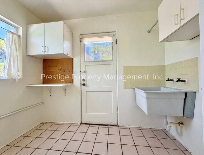 Building Photo - Spacious With Vintage Charm- 2/1 Centrally Located and Waiting For You!