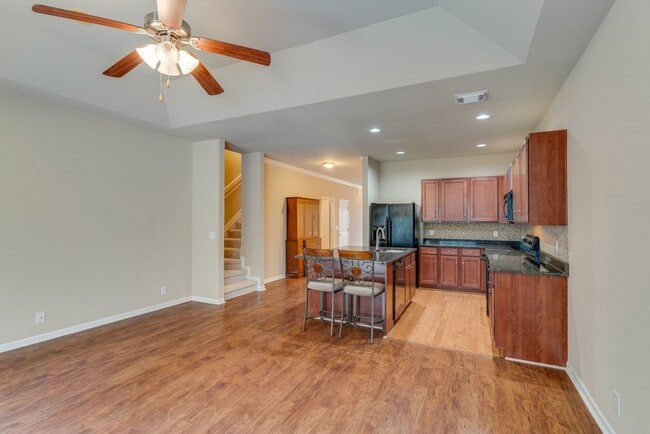 Building Photo - Beautiful 2-Bed, 2.5-Bath Townhouse in Har...