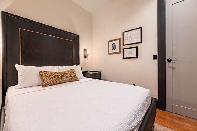 Building Photo - 1011 Canal St