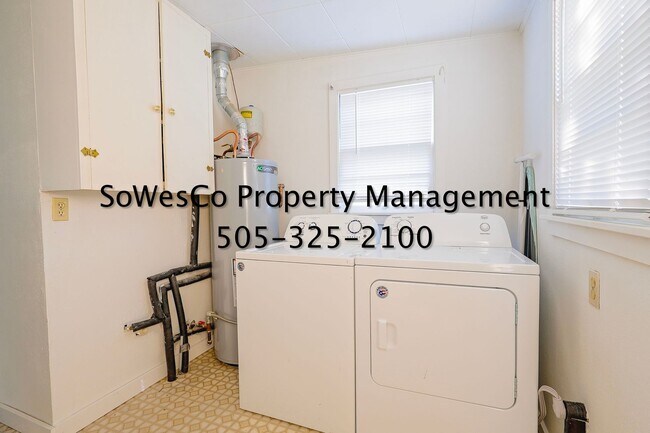 Building Photo - (FURNISHED) Charming Fully Furnished 2 Bedroom Home with Spacious Yard