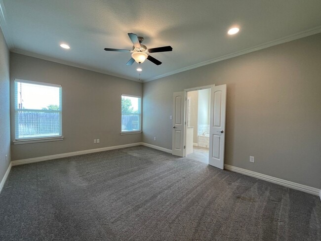 Building Photo - AVAILABLE NOW 3 BEDROOM 2 BATH WITH OFFICE...