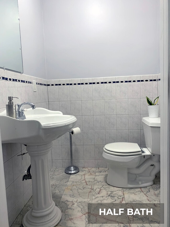 Building Photo - 7 Willowbrook Pl